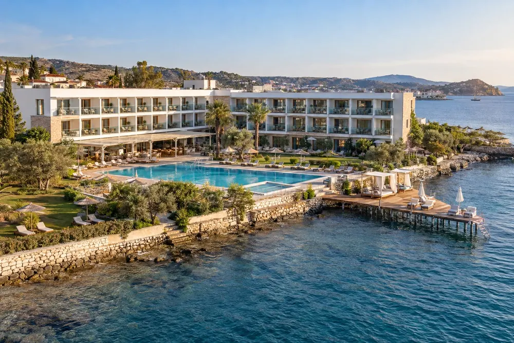 YENİ FOÇA'DA DENİZE SIFIR, 50 ODALI LÜKS OTEL