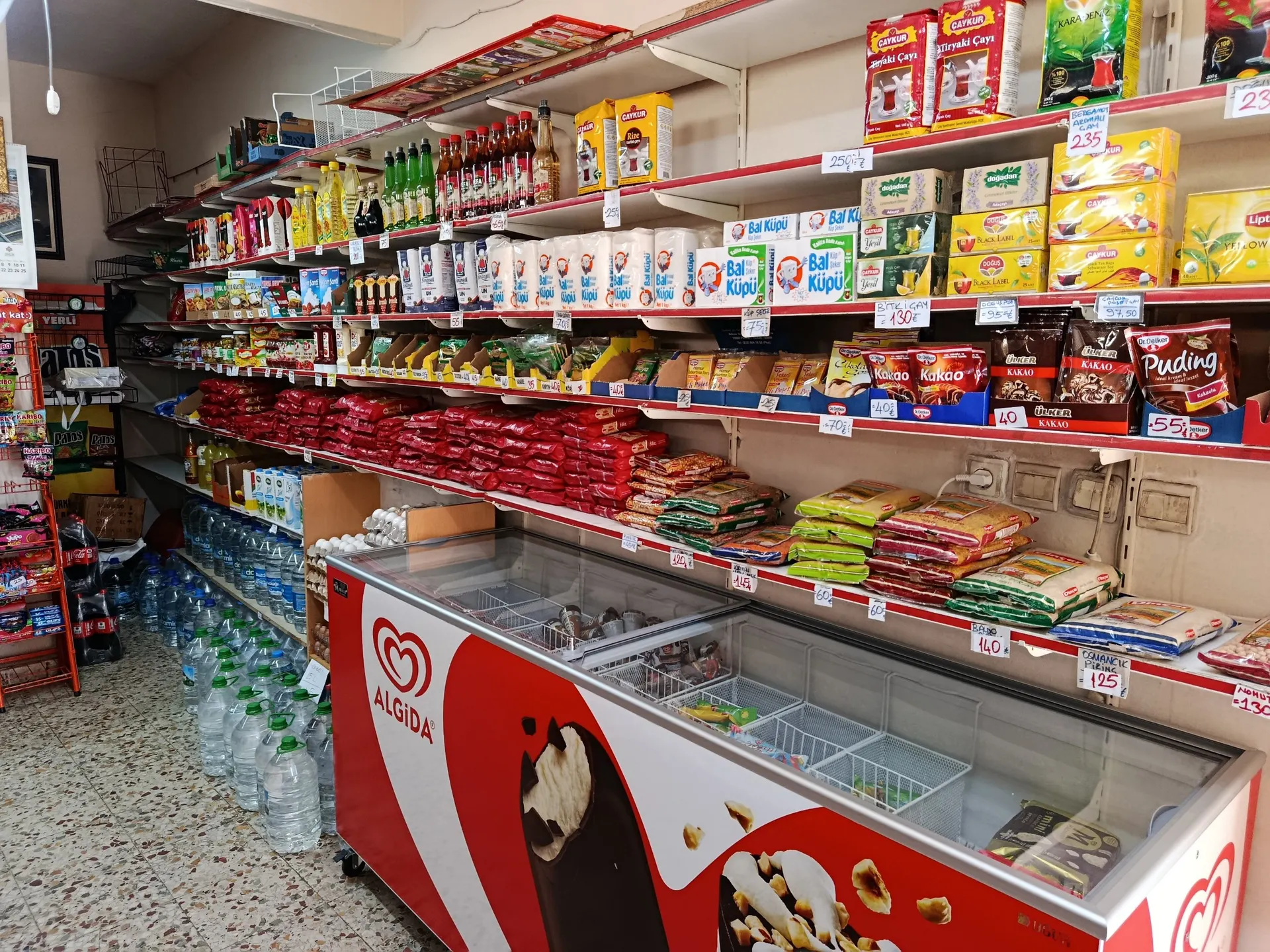 Mahalle bakkalı